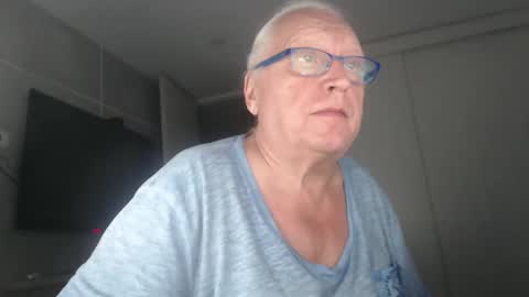 Snapshot of icebeaer chatting on February 12, 12:27 am icebeaer online show from February 12, 12:27 am