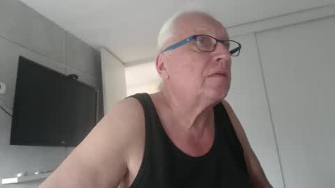 Snapshot of icebeaer chatting on February 11, 7:38 pm icebeaer online show from February 11, 7:38 pm