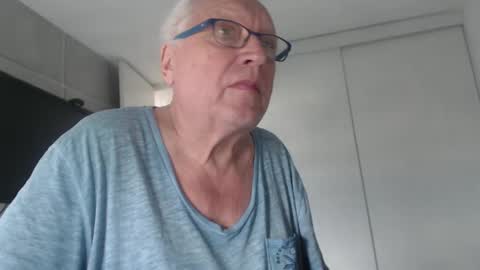 Snapshot of icebeaer chatting on February 18, 2:49 pm icebeaer online show from February 18, 2:49 pm