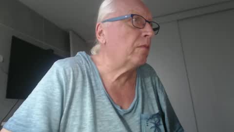 Snapshot of icebeaer chatting on February 21, 10:48 pm icebeaer online show from February 21, 10:48 pm