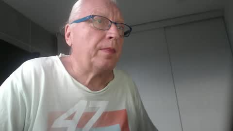 Snapshot of icebeaer chatting on February 25, 11:04 pm icebeaer online show from February 25, 11:04 pm