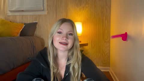 Snapshot of iheartcassie2844 chatting on December 6, 3:35 am cassie online show from December 6, 3:35 am