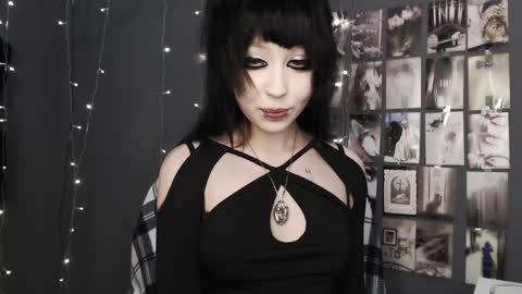 iiiiiiis online show from May 27, 10:07 pm