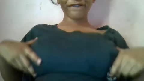 Snapshot of imlovelyrose chatting on December 23, 2:45 am ROSE online show from December 23, 2:45 am