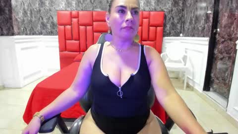 Snapshot of imyourdirtymilf chatting on October 18, 7:18 pm Karina online show from October 18, 7:18 pm