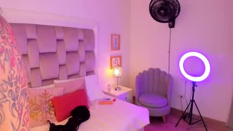 inara_ online show from March 30, 7:47 pm