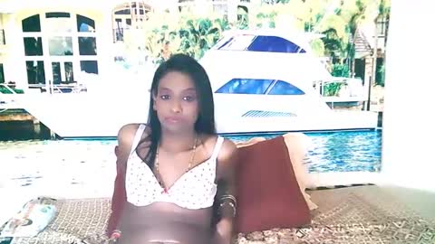 Snapshot of indianlovebug chatting on December 21, 7:24 am Leah online show from December 21, 7:24 am