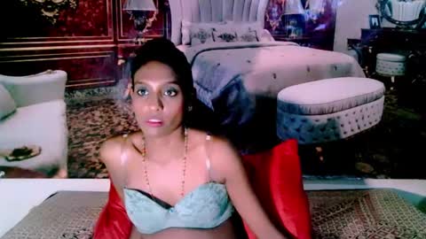 Snapshot of indianlovebug chatting on December 30, 12:09 pm Leah online show from December 30, 12:09 pm
