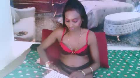 Snapshot of indianlovebug chatting on December 29, 11:50 pm Leah online show from December 29, 11:50 pm