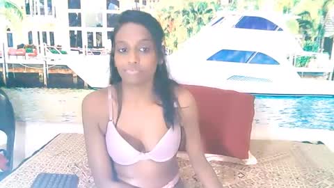 Snapshot of indianlovebug chatting on December 20, 1:22 pm Leah online show from December 20, 1:22 pm