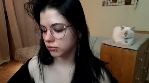 Mia online show from April 15, 1:25 pm