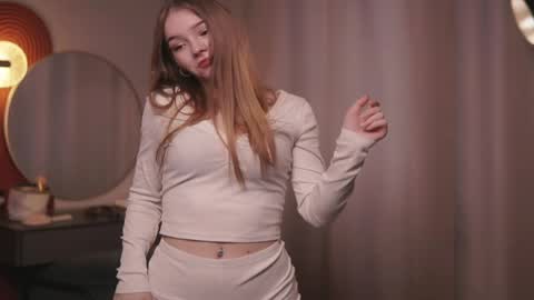 Avie online show from April 8, 2:42 pm