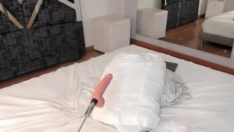 oIssaJonneso online show from November 8, 4:21 pm