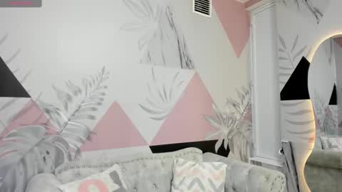 Snapshot of isa_little4u chatting on March 10, 10:18 am online show from March 10, 10:18 am