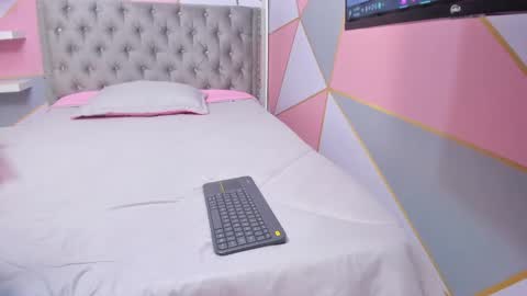 Snapshot of isa_little4u chatting on February 19, 2:44 am online show from February 19, 2:44 am