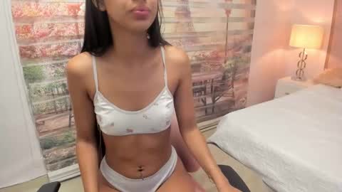 Snapshot of isa_little4u chatting on October 16, 5:40 am online show from October 16, 5:40 am