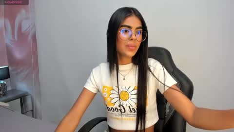 Snapshot of isa_little4u chatting on February 9, 5:19 am online show from February 9, 5:19 am