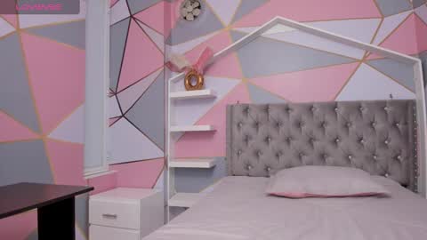Snapshot of isa_little4u chatting on February 5, 9:29 pm online show from February 5, 9:29 pm