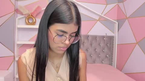 Snapshot of isa_little4u chatting on February 11, 10:39 pm online show from February 11, 10:39 pm