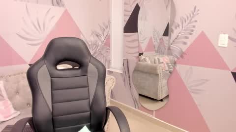 Snapshot of isa_little4u chatting on March 3, 1:34 pm online show from March 3, 1:34 pm