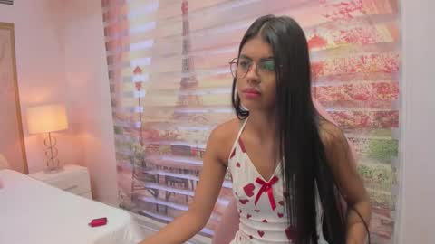 Snapshot of isa_little4u chatting on October 5, 11:40 am online show from October 5, 11:40 am