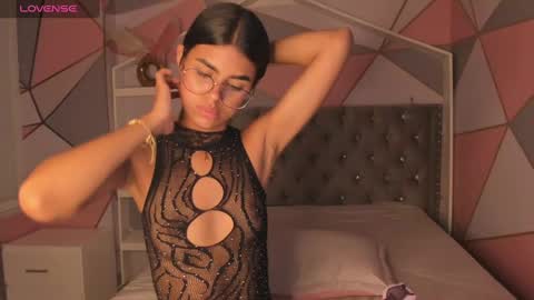 Snapshot of isa_little4u chatting on February 7, 12:42 am online show from February 7, 12:42 am