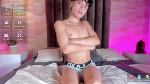 isaac_grey_ online show from May 13, 7:45 pm