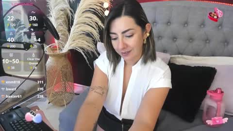 Snapshot of isabella_lt chatting on February 25, 5:19 pm online show from February 25, 5:19 pm