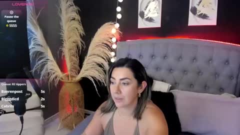 Snapshot of isabella_lt chatting on March 5, 8:32 pm online show from March 5, 8:32 pm