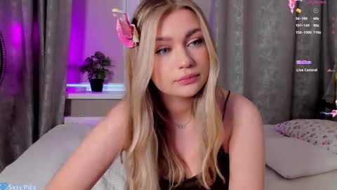 Snapshot of isabellakin chatting on October 13, 11:23 am Hi Im Bella online show from October 13, 11:23 am