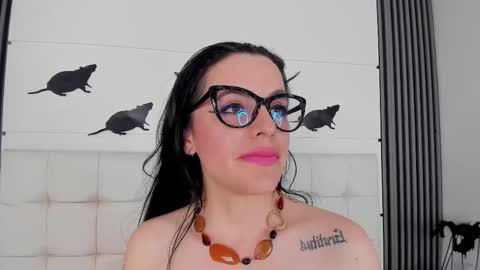 Isis Noir online show from October 18, 8:24 pm