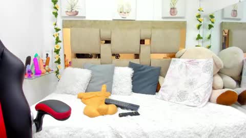 Isla Thompson online show from February 27, 4:13 am