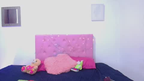 Snapshot of issa_kitty chatting on February 19, 1:29 am issa_kitty online show from February 19, 1:29 am