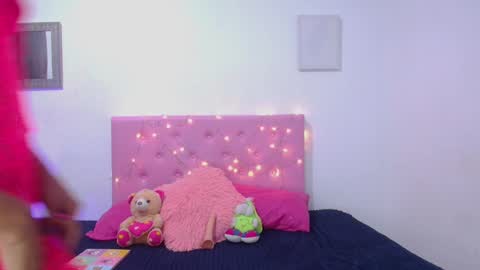 Snapshot of issa_kitty chatting on February 18, 6:47 pm issa_kitty online show from February 18, 6:47 pm