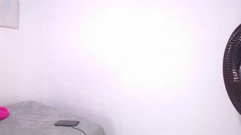 Snapshot of issa_kitty chatting on February 7, 5:07 pm issa_kitty online show from February 7, 5:07 pm