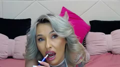 IssaSmyth online show from March 5, 5:44 pm