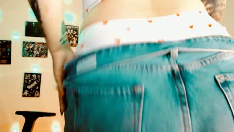 Snapshot of issis_demon chatting on February 2, 6:36 am Yiz online show from February 2, 6:36 am