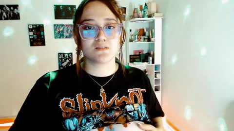 Snapshot of issis_demon chatting on December 7, 5:54 am Yiz online show from December 7, 5:54 am