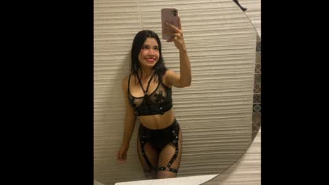 Snapshot of its_lola chatting on January 1, 5:43 am online show from January 1, 5:43 am