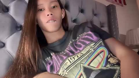 Snapshot of its_me_cora chatting on October 11, 1:49 pm Cora online show from October 11, 1:49 pm