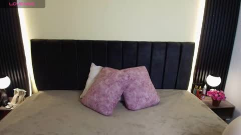 I V O N N E R O S S online show from March 26, 12:10 pm