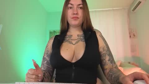 Snapshot of ivyhoney chatting on September 12, 9:33 am IVY - Follow me 3 online show from September 12, 9:33 am