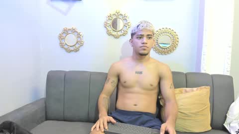 Snapshot of izaak_taylor7 chatting on January 24, 1:25 pm izaack online show from January 24, 1:25 pm