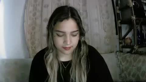 izzy_32 online show from April 21, 7:04 am