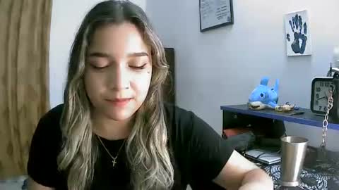 izzy_32 online show from April 14, 6:16 am