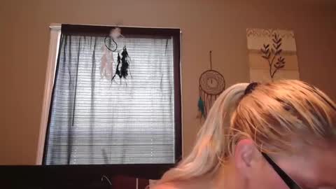 JadeLuv online show from December 1, 5:15 pm