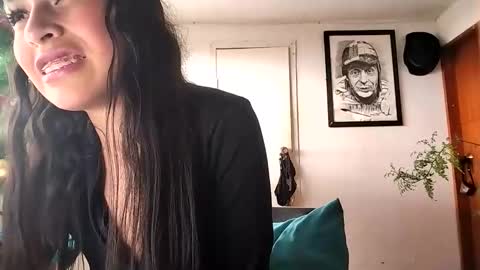 janariivera1 online show from December 3, 8:09 pm