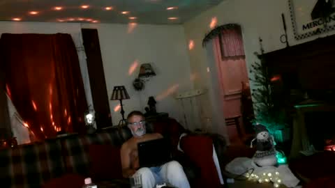 Snapshot of jasonreloaded694u chatting on December 25, 8:07 am Jason online show from December 25, 8:07 am