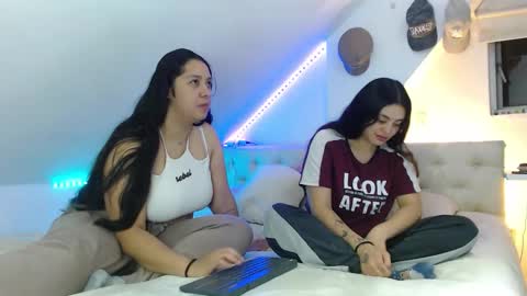 Jazmin and Scarlett online show from October 9, 8:31 am