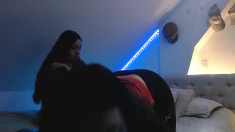 Jazmin and Scarlett online show from October 17, 9:46 am